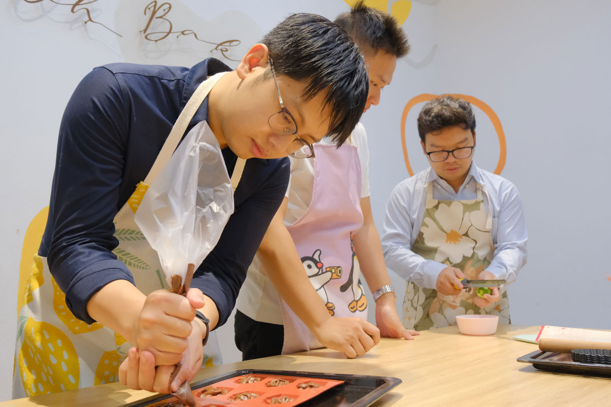 Anh Đạt chăm chút cho từng chiếc bánh. Ảnh: Mỹ Ly