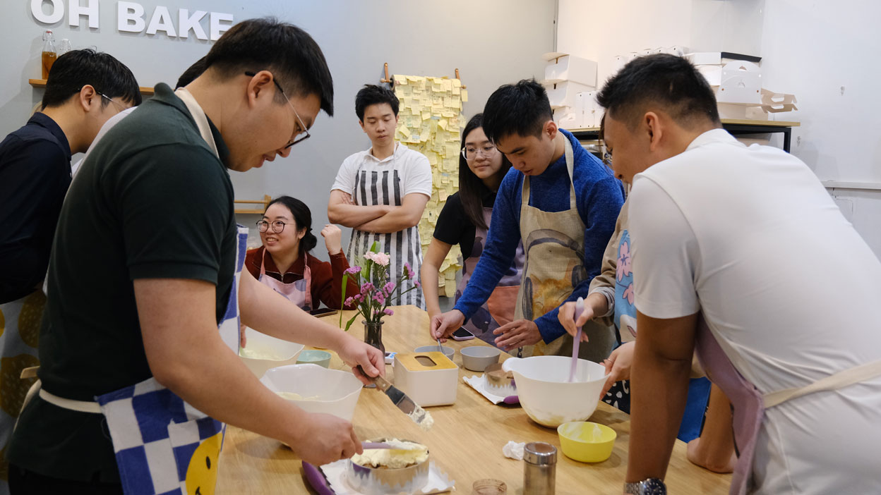 Dịp 8.3 năm nay, nhiều cánh mày râu tự tay vào bếp để làm bánh tặng chị em đồng nghiệp nữ. Ảnh: Mỹ Ly