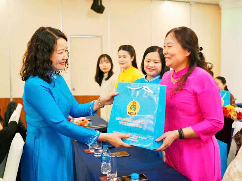 Spreading the movement "Good at state affairs, good at housework" among female union members in Lang land. Photo: Duy Chien