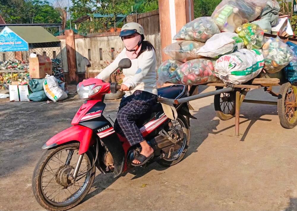 Phế liệu được đưa về để phân loại. Ảnh: Xuân Văn