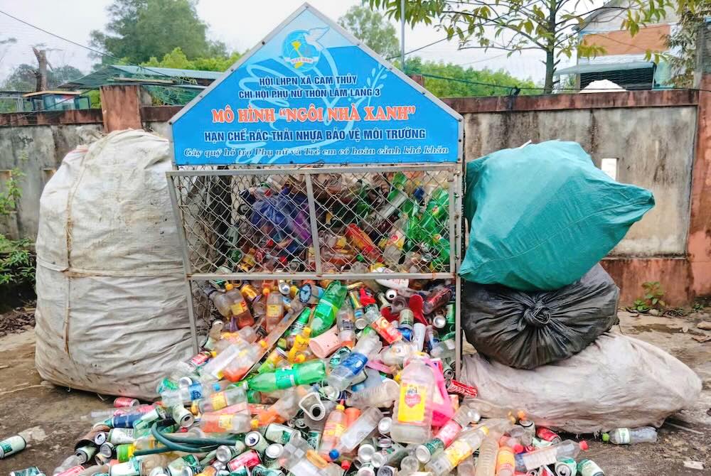 Scraps, mainly cans and bottles, are brought to the green house to collect scraps. Photo: Xuan Van