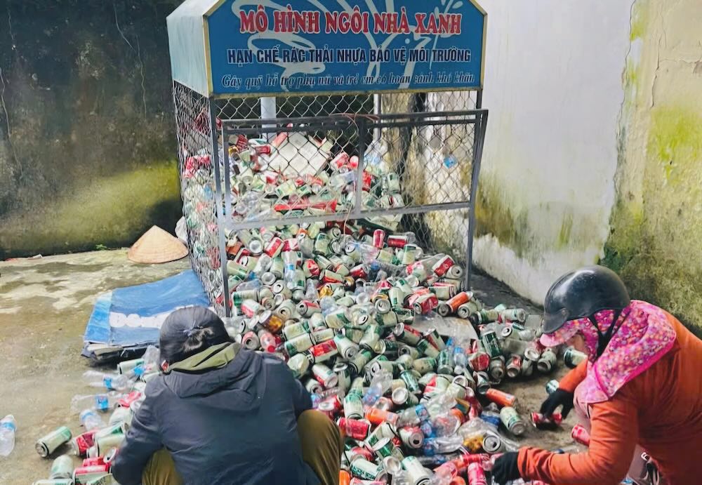 Các chị em phụ nữ cùng nhau phân loại rác, phế liệu. Ảnh: Xuân Văn