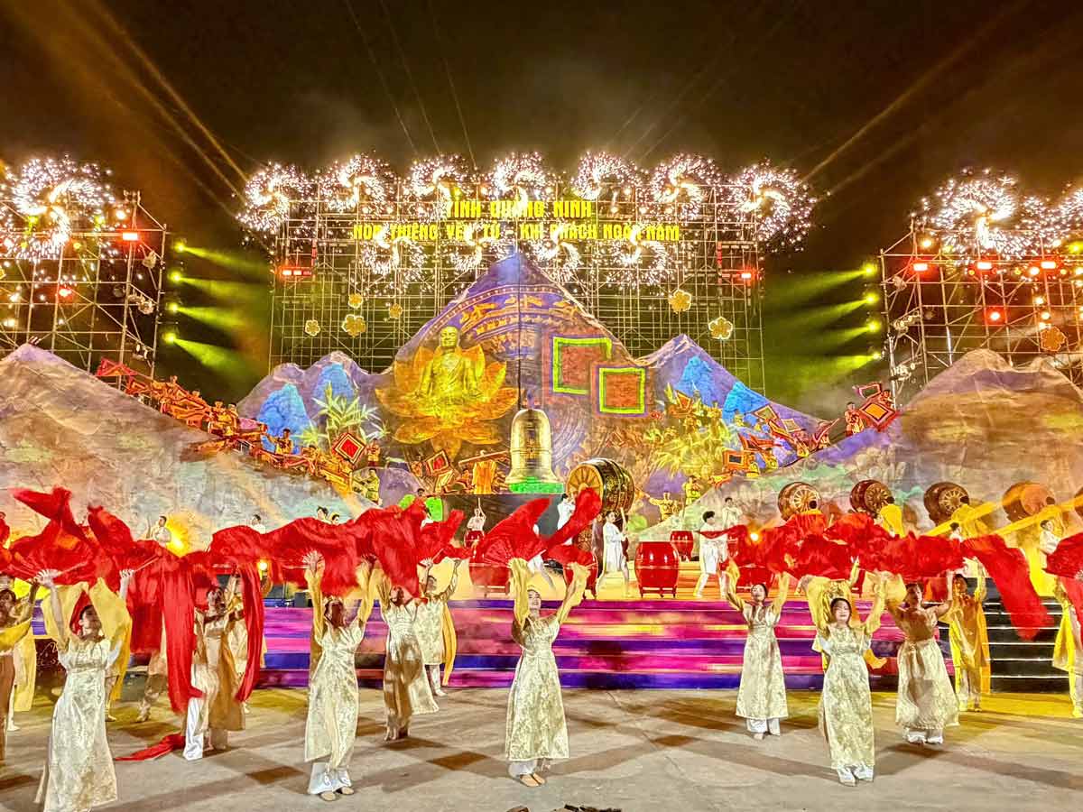 Phần trống hội mở màn. Ảnh: Thanh Tùng