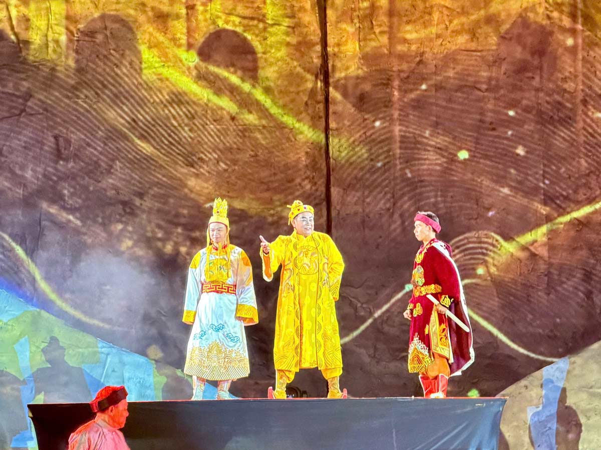 Hoạt cảnh tái hiện khí thế Đông A thời nhà Trần trong cuộc kháng chiến chống quân Nguyên Mông. Ảnh: Thanh Tùng