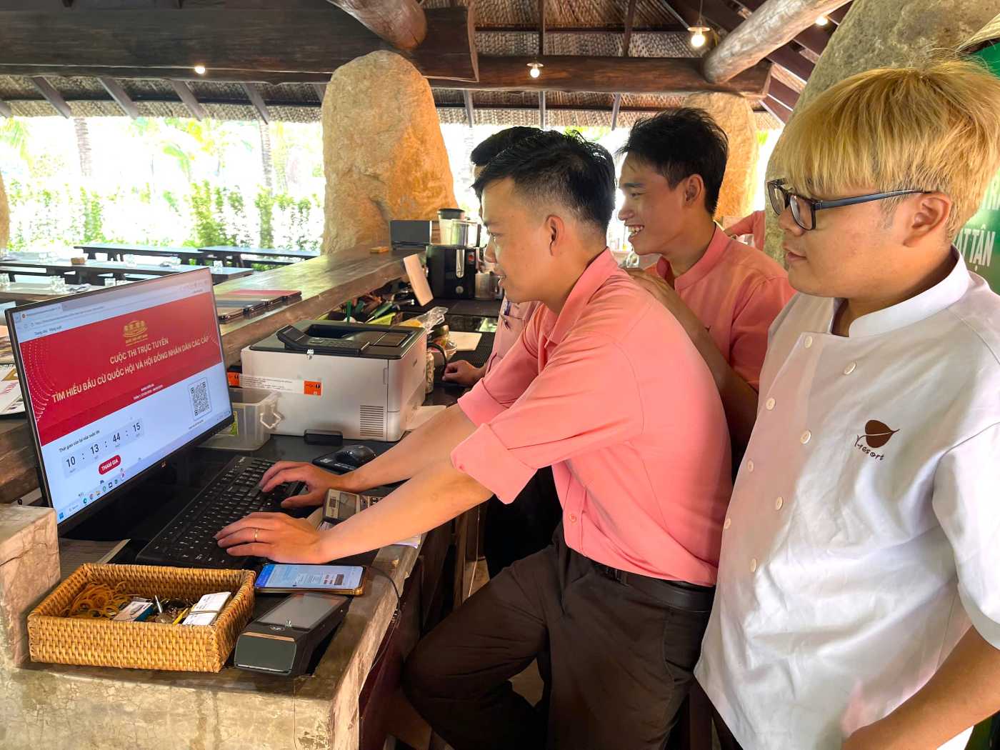 Đoàn viên, người lao động Khánh Hòa tham gia thi tìm hiểu Ảnh: Bích Ngọc