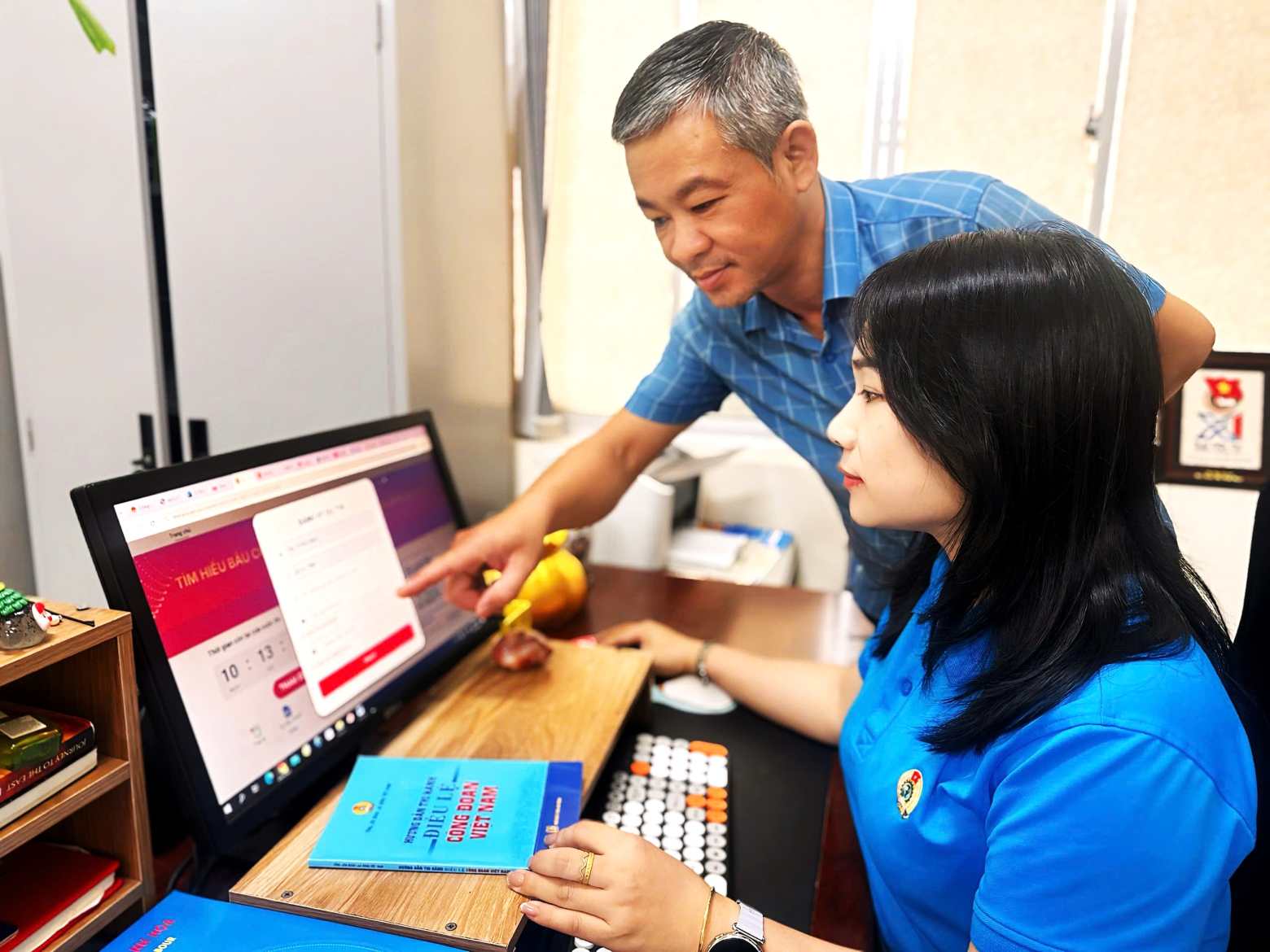 Les responsables syndicaux de Khánh Hòa participent à un concours en ligne pour en savoir plus sur l'élection des députés à l'Assemblée nationale et des députés aux conseils populaires à tous les niveaux. Photo: Bích Ngọc