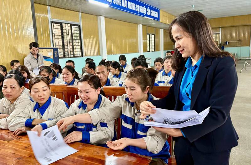 Đẩy mạnh tuyên truyền công tác bầu cử cho đoàn viên, người lao động. Ảnh: Minh Thủy