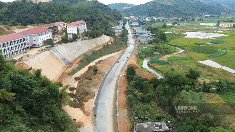 Việc sớm hoàn thành dự án giúp người dân đi lại thuận lợi, thúc đẩy giao thương. Ảnh: Đinh Đại