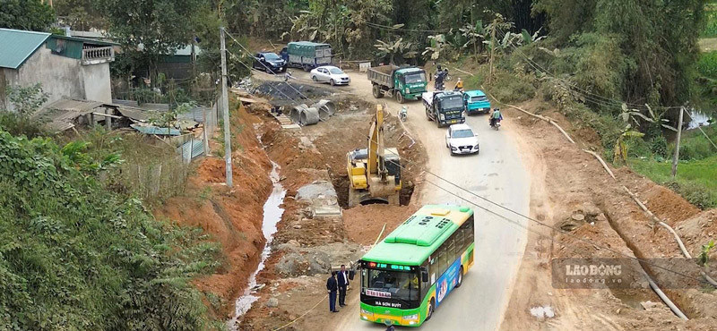 Tuyến đường vào trung tâm xã Bát Xát có lưu lượng phương tiện qua lại đông. Ảnh: Đinh Đại