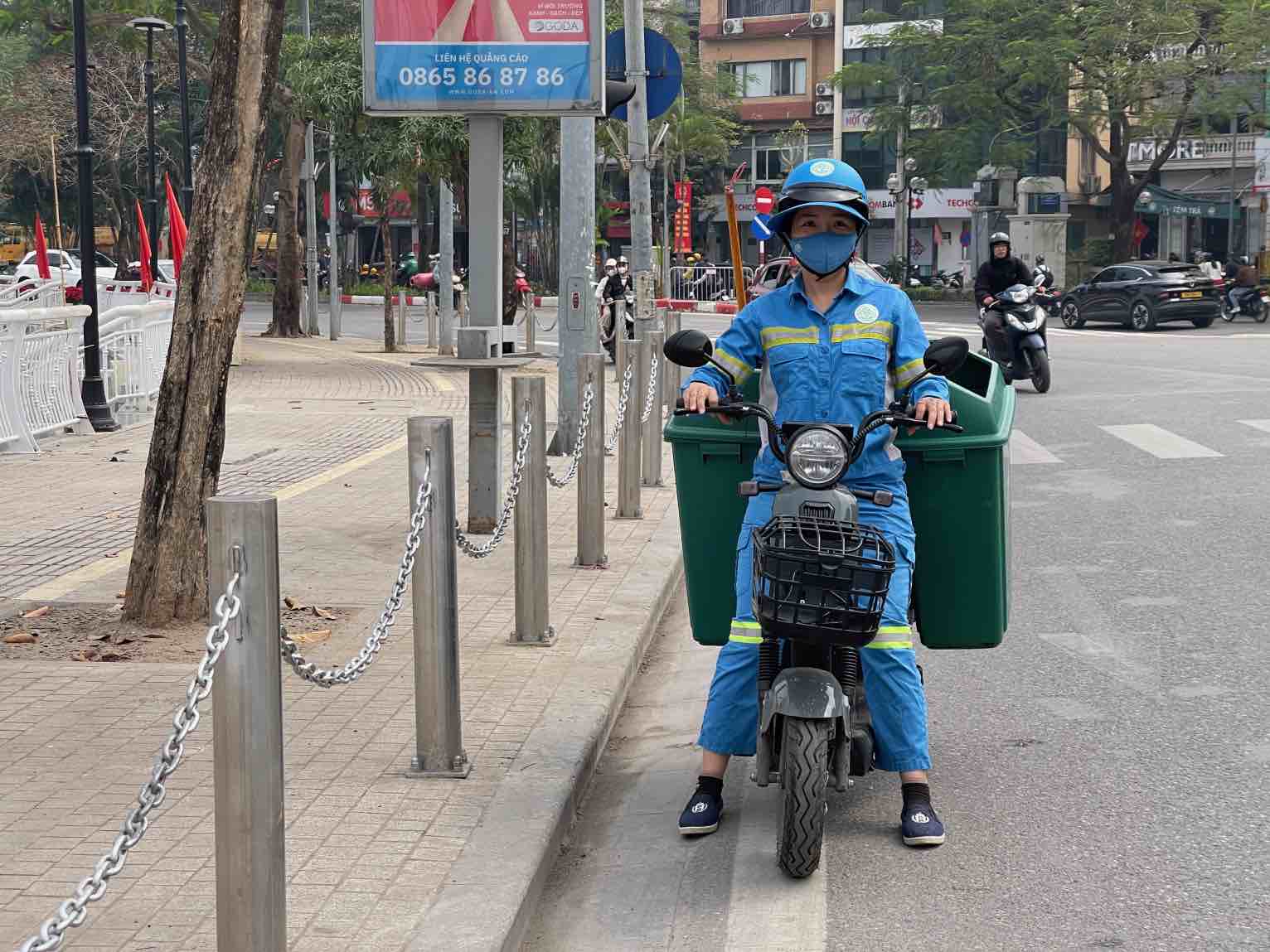 Chị Nguyễn Thị Lâm - công nhân môi trường Công ty TNHH MTV Môi trường Đô thị Hà Nội - Chi nhánh Đống Đa. Ảnh: Hoài Anh