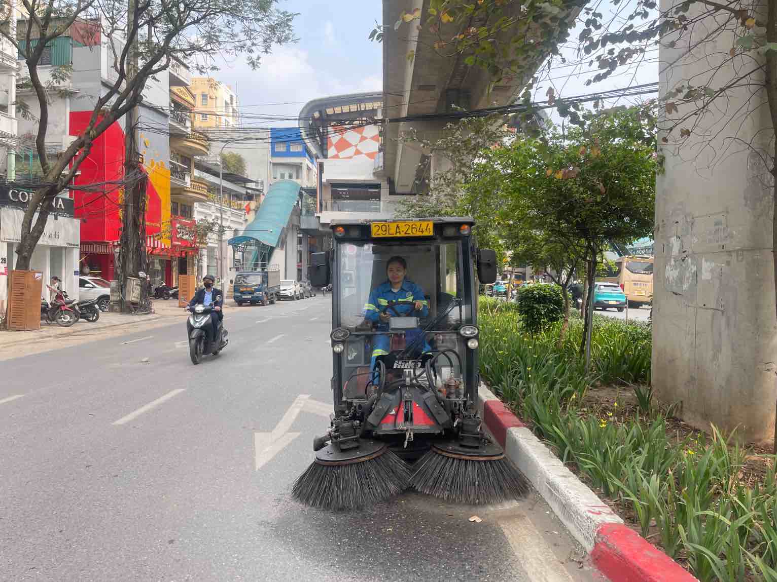 Chị Nguyễn Thị Thanh Thơm - công nhân lái xe quét hút Công ty TNHH MTV Môi trường Đô thị Hà Nội - Chi nhánh Đống Đa. Ảnh: Hoài Anh