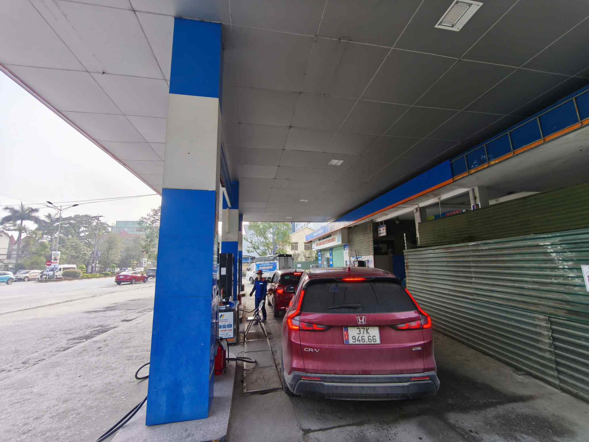 Hoạt động kinh doanh bán lẻ xăng dầu tại Nghệ An vẫn diễn ra bình thường trước biến động giá cả. Ảnh: Quang Đại