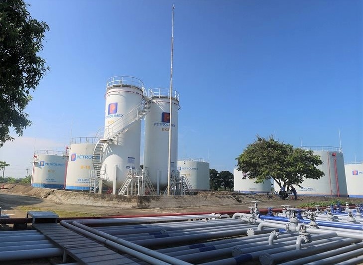 Kho xăng, dầu của Công ty TNHH MTV Petrolimex Nghệ An đang dự trữ 14 triệu lít xăng dầu. Ảnh: Quang Đại