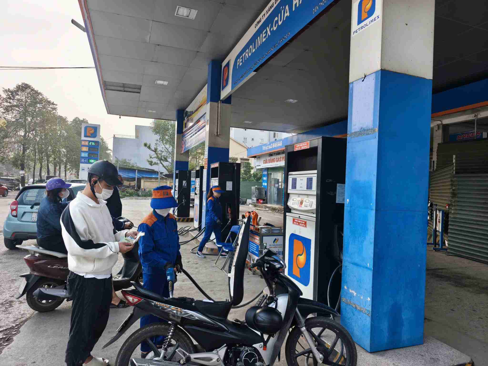 Gas station staff in Truong Vinh ward sell gasoline to people on the morning of March 8. Photo: Quang Dai