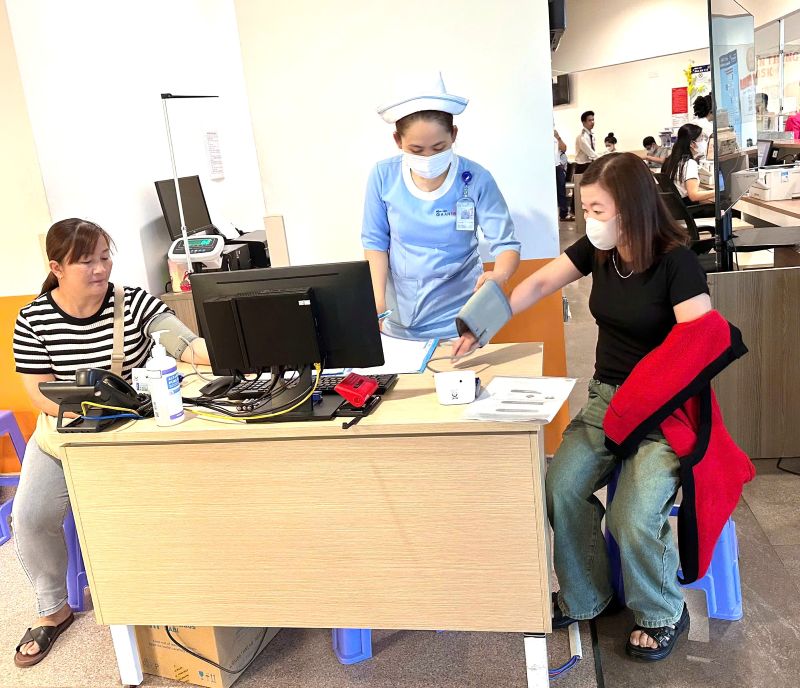 Female workers are being checked for blood pressure and general health before specialized examinations. Photo: Duc Long