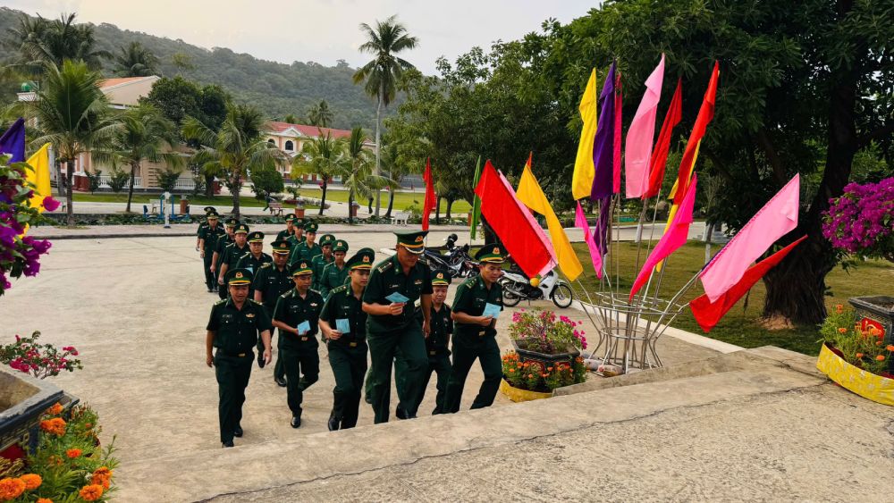 Các cơ quan đơn vị chia quân số ra đi bầu cử, tránh ùn ứ cùng lúc. Ảnh: Nam Phương