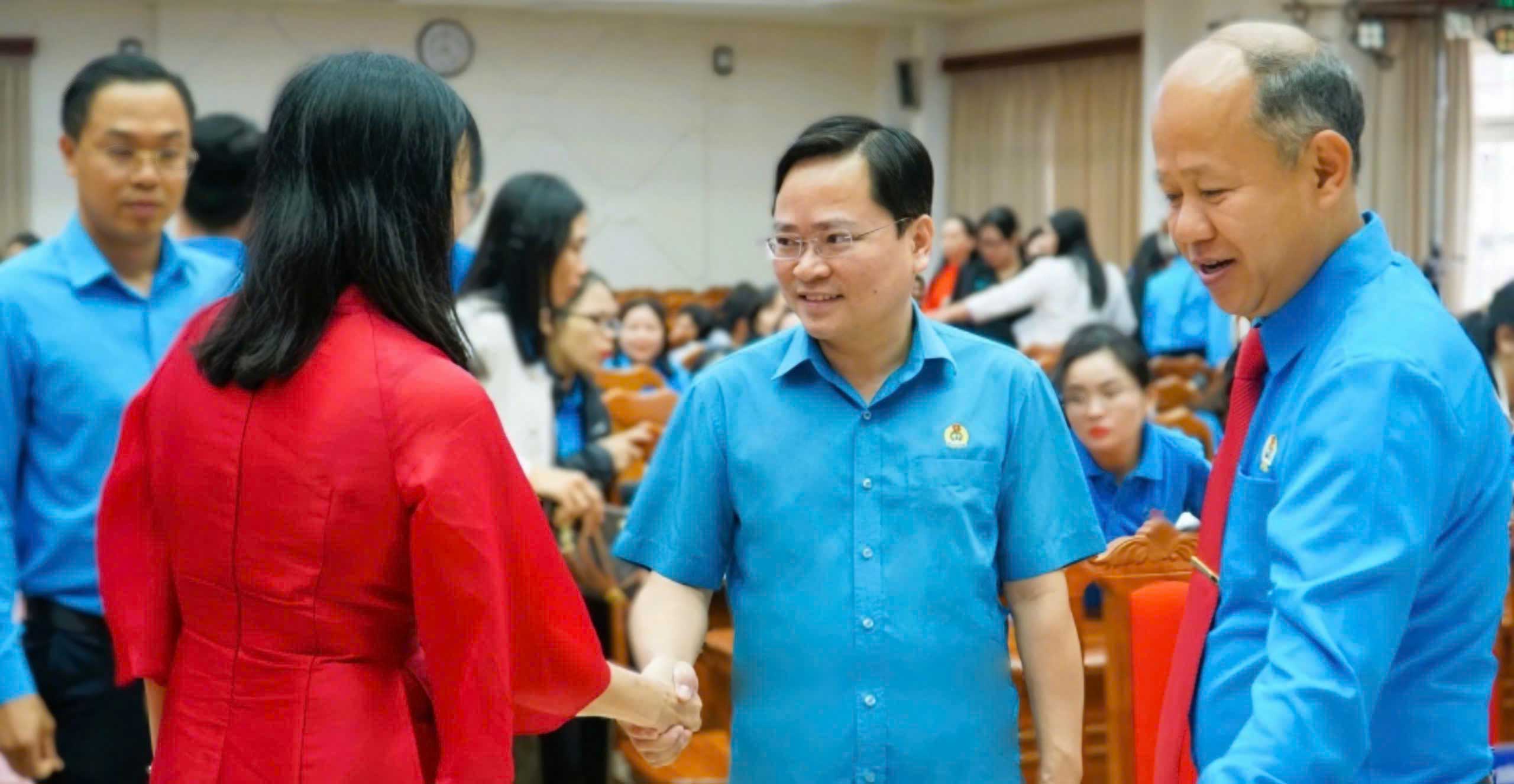 New Secretary of the Party Committee, Chairman of the Vietnam General Confederation of Labor Nguyen Anh Tuan (2nd from right) attends and encourages the workers and laborers movement in Da Nang on the morning of 9. 3. Photo: Hoang Bin