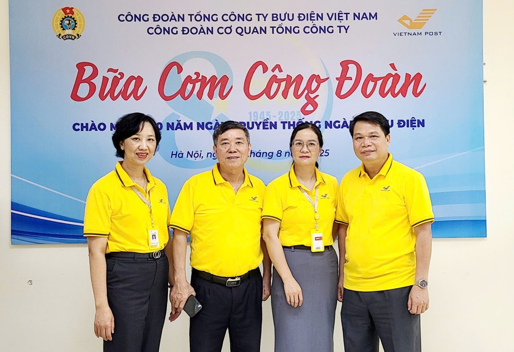 Chị Nguyễn Thị Tuyết Hường (ngoài cùng bên trái) tích cực tham gia các hoạt động của công đoàn cơ sở. Ảnh: NVCC