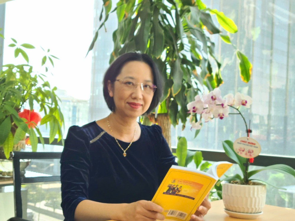 Not only doing a good job as Chief Accountant of the Trade Union of Vietnam Post Corporation, Ms. Nguyen Thi Tuyet Huong also has many initiatives and innovations to help improve work efficiency. Photo: NVCC