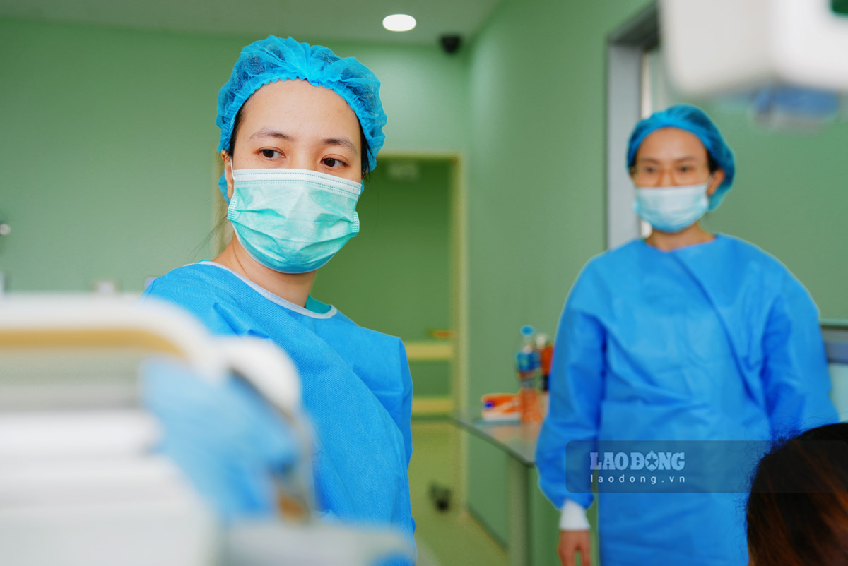 생사의 갈림길에 있는 굳건한 여성 간호사들