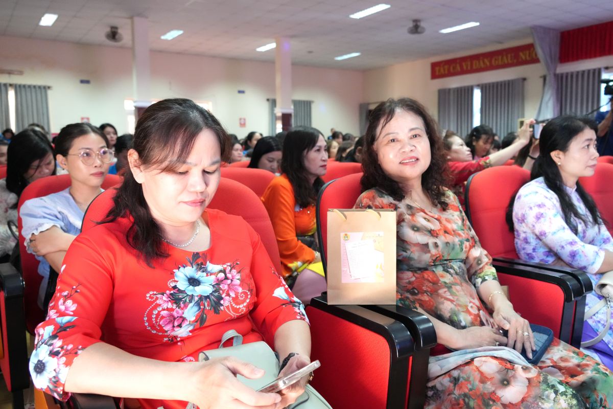 Hơn 300 nữ đoàn viên, người lao động tham gia sinh hoạt chuyên đề, nhận quà dịp 8.3 của tổ chức Công đoàn trao tặng. Ảnh: Thành An