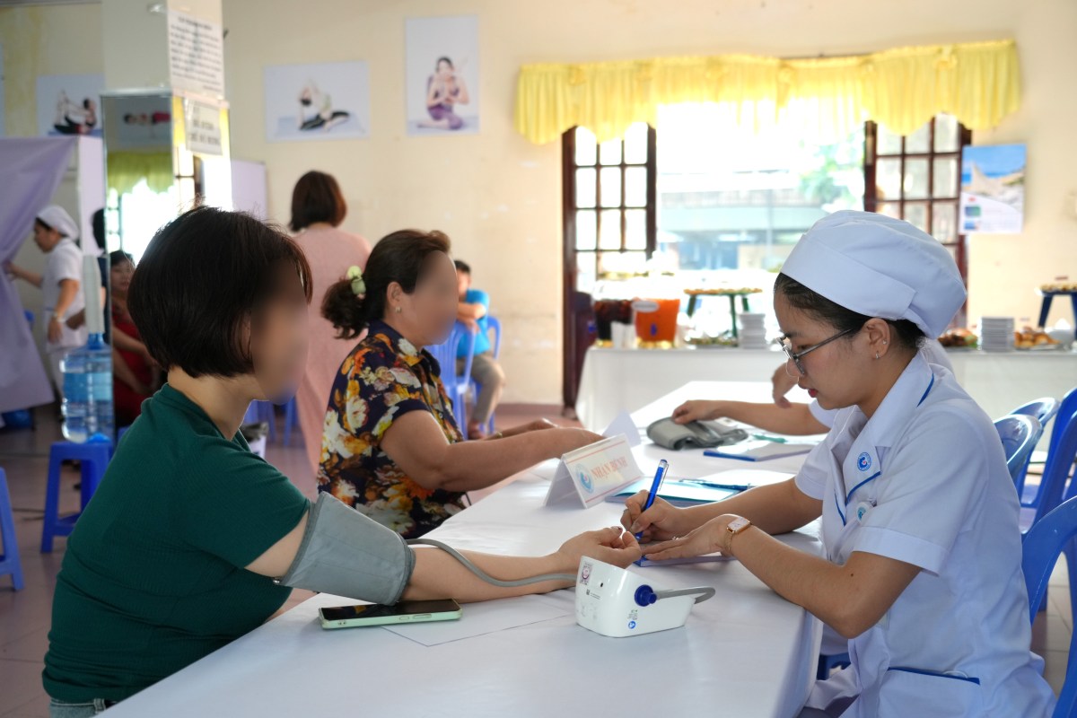 Tư vấn, khám bệnh, phát thuốc miễn phí cho 300 nữ đoàn viên, công nhân lao động cùng 100 thiếu nhi là con đoàn viên, người lao động. Ảnh: Thành An