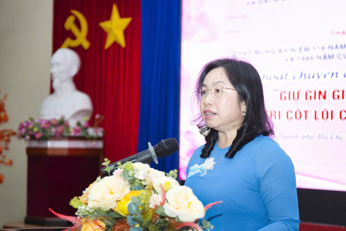 Mme Thái Thu Xương - Vice-présidente permanente de la Confédération générale du travail du Vietnam - s'exprime lors de la conférence thématique organisée pour les femmes membres du syndicat et les travailleuses à l'occasion du 8 mars. Photo: Thành An.