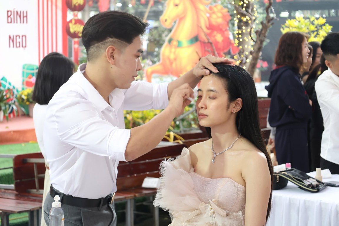 Female workers are made up by male colleagues at the contest. The contest was organized by the Trade Union of Ha Phong Export Garment Joint Stock Company on March 8. Photo: Quyet Chien