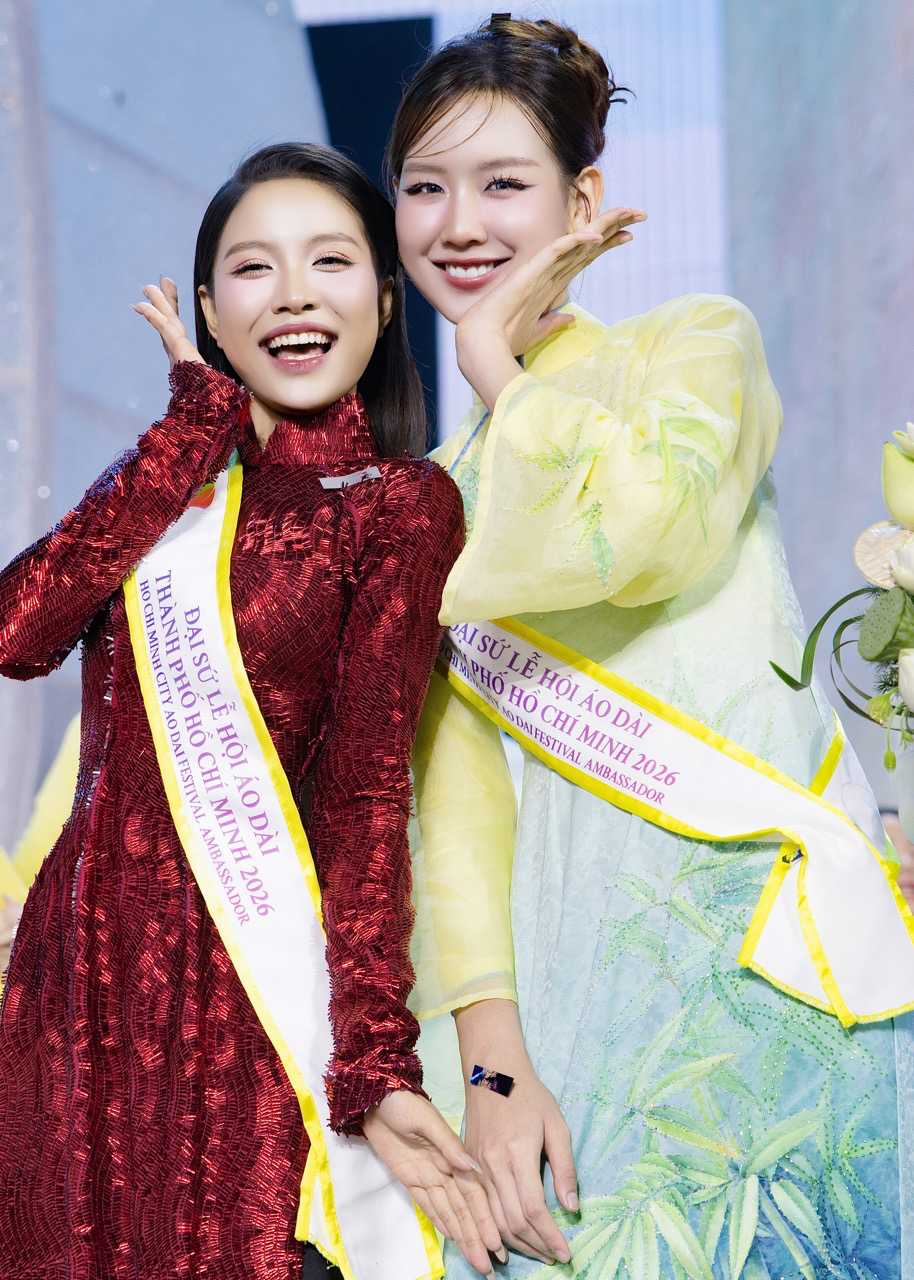 Quán quân Biện Thuy chụp ảnh cùng hoa hậu Bảo Ngọc. Ảnh: Nhân vật cung cung cấp.