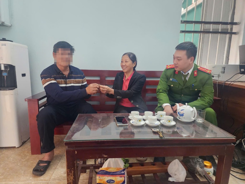 Ms. Nu returns her property, which is a gold ring, to the person who dropped it. Photo: Hung Yen Provincial Police