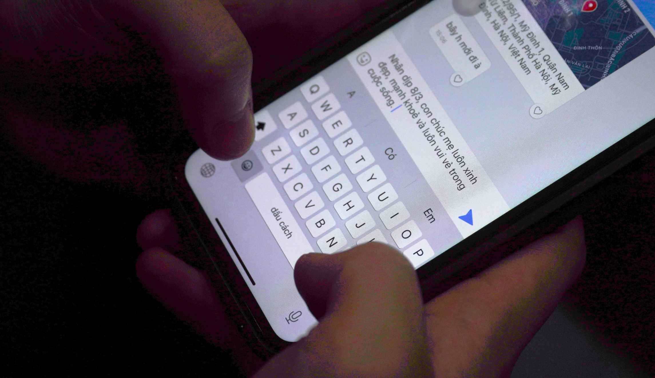 Bắt đầu nói lời yêu thương với cha mẹ từ những tin nhắn giản dị. Ảnh: Minh Vũ