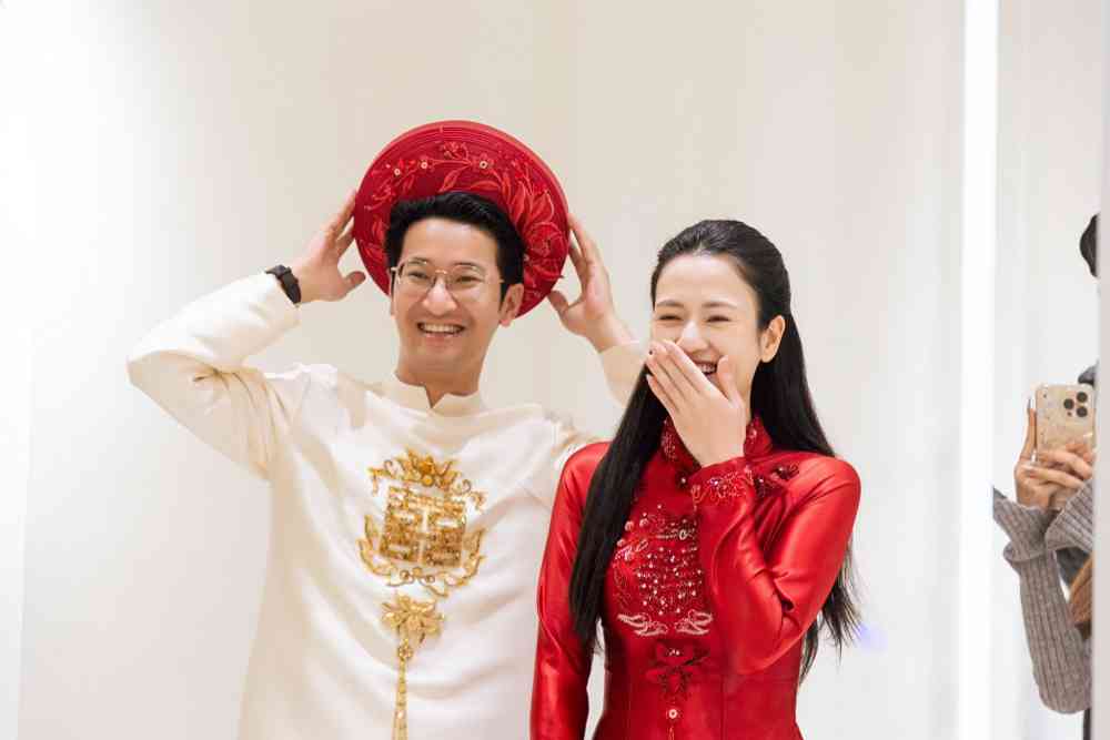 Cặp đôi diện 2 bộ trang phục trong lễ ăn hỏi. Ảnh: Nhân vật cung cấp