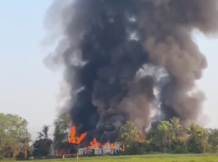 Scene of the factory fire in Dong Nai, columns of smoke rising tens of meters high. Photo: People provided