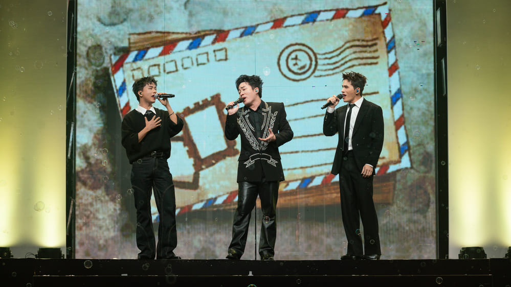 Tùng Dương hát song ca với ca sĩ Quốc Thiên và Bùi Công Nam. Ảnh: Cao Thiên Sinh