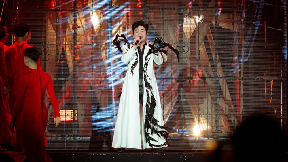 Divo Tung Duong impressed at Her Concert held in Hanoi on the evening of July 7. 3. Photo: Cao Thien Sinh
