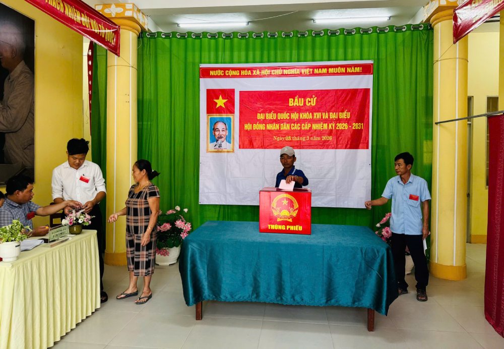 Cử tri tham gia bầu cử ở đặc khu Thổ Châu. Ảnh: Nam Phương