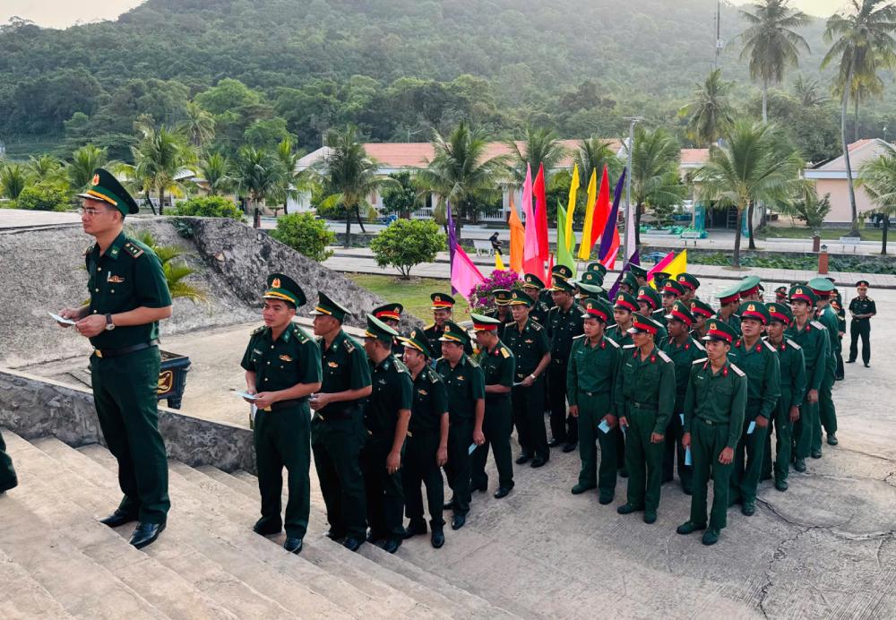 Lực lượng vũ trang được phân chia theo từng đợt vào bỏ phiếu, tránh đi cùng lúc phải đợi chờ, gây ùn ứ. Ảnh: Nam Phương