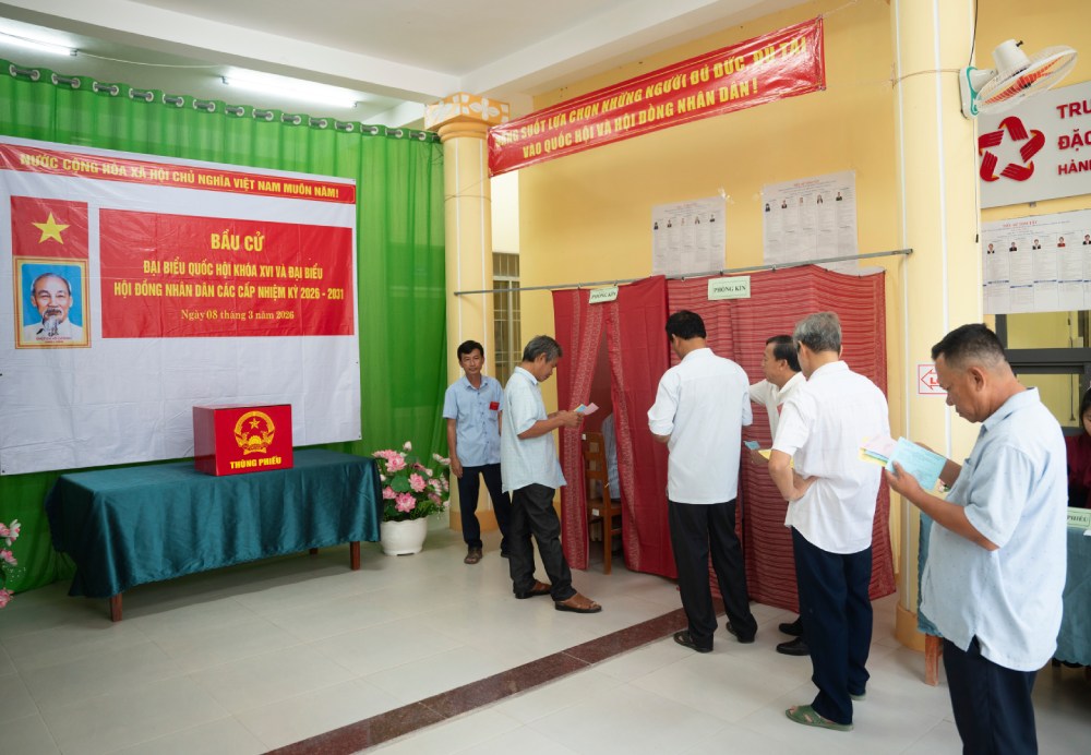 Voters participate in elections in the Tho Chau special zone. Photo: Trung Hieu