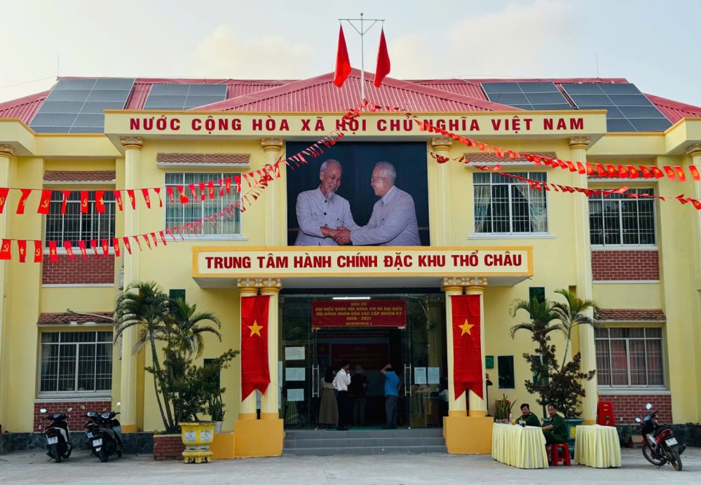 Tại các khu vực bỏ phiếu đều được trang trí cờ hoa, khẩu hiệu chào mừng bầu cử. Việc bố trí hòm phiếu được bảo đảm thuận tiện cho cử tri; công tác an ninh trật tự được quan tâm chỉ đạo thực hiện. Ảnh: Nam Phương