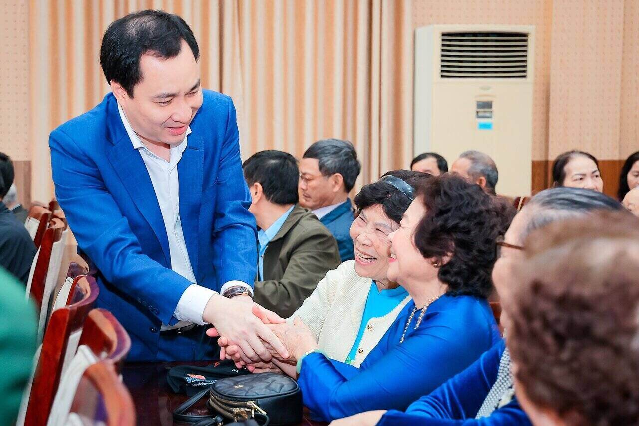 Mr. Vu Van Tien shakes hands and cordially exchanges with female voters in Hai Duong ward, Hai Phong city. Photo: Hai Minh