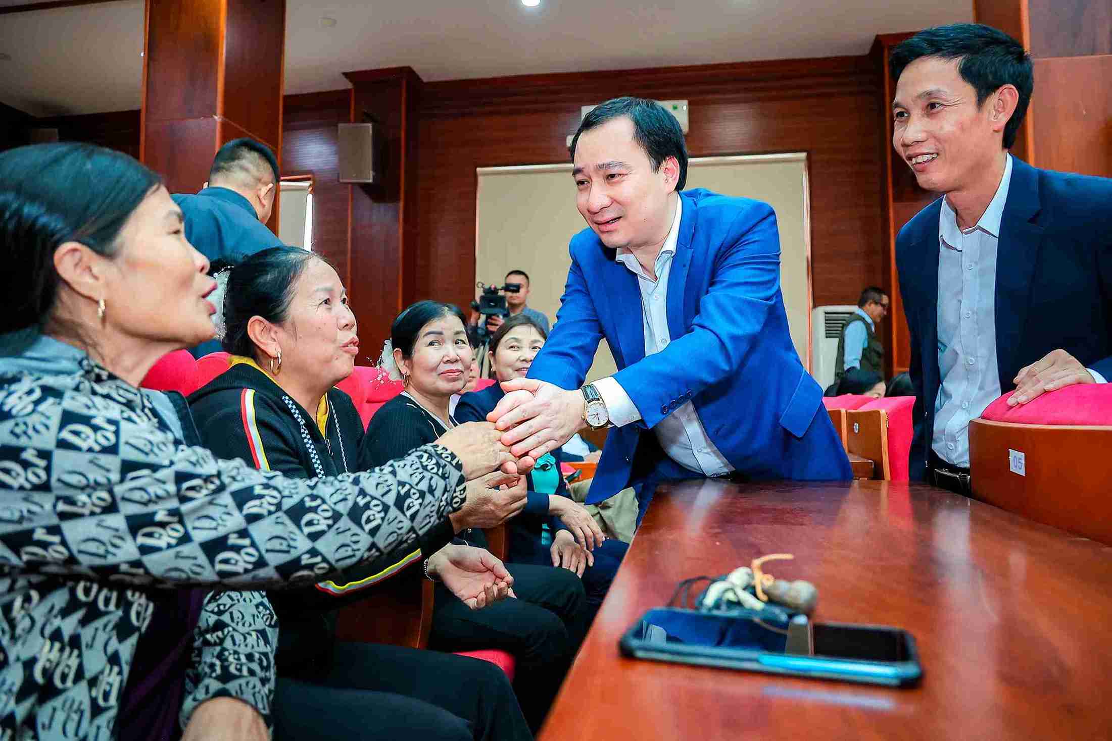 Ông Vũ Văn Tiến bắt tay nữ cử tri phường Chu Văn An (TP Hải Phòng) tại buổi tiếp xúc. Ảnh: Hải Minh