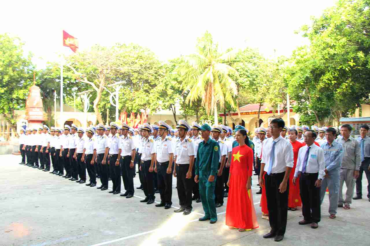 Khu vực bỏ phiếu trên đảo Sinh Tồn đã rực rỡ cờ hoa, băng rôn, khẩu hiệu chào mừng ngày bầu cử. Ảnh: Đức Thu