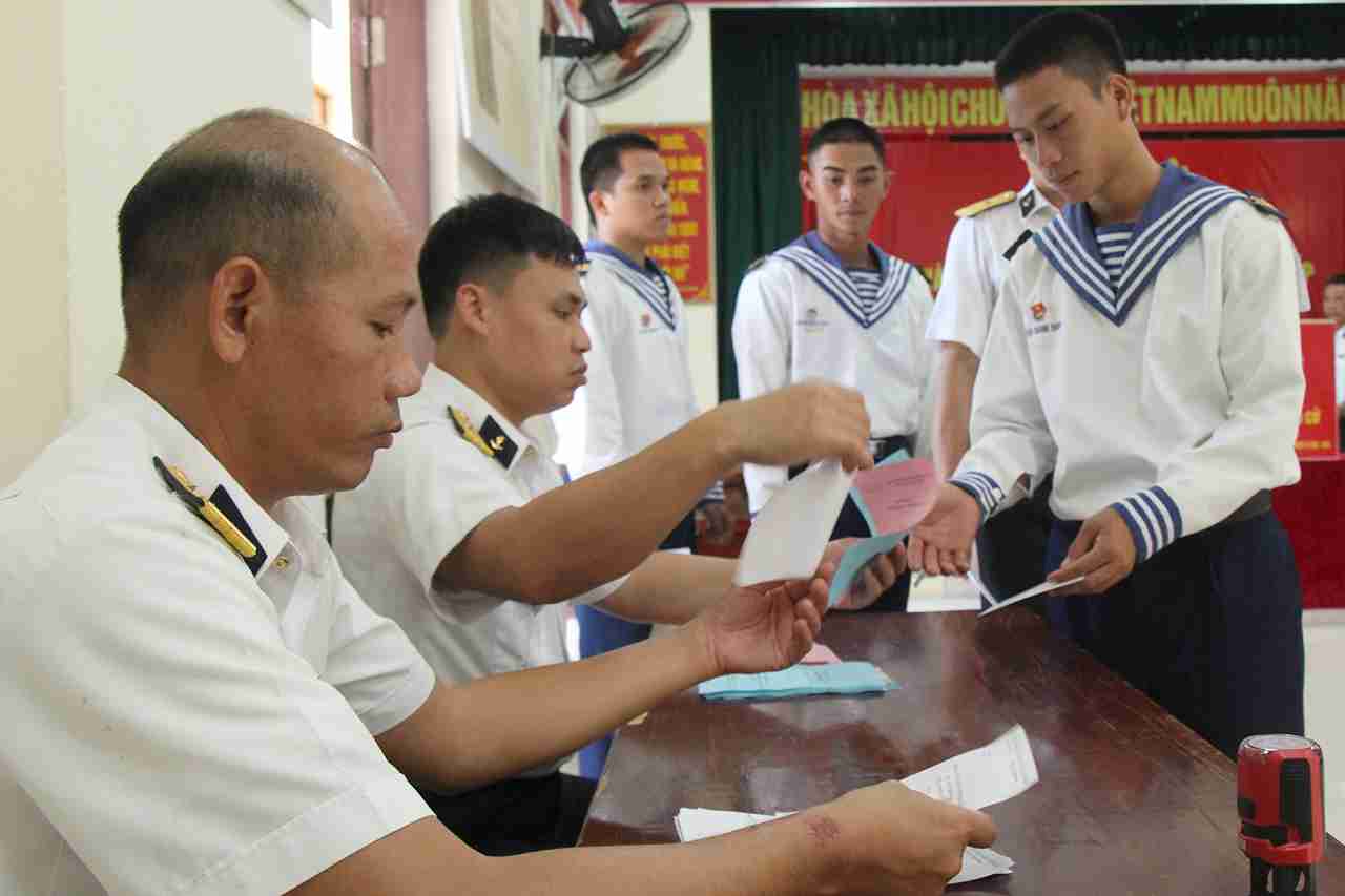 シントントン島 - 投票所番号7で、島司令部は第16期国会議員と2026年から2031年までの任期の各レベルの人民評議会議員の選挙を実施しました。写真:ドゥック・トゥ