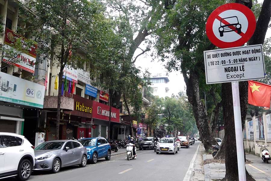 Phố Tăng Bạt Hổ chỉ cấm xe ôtô đi ngược chiều. Ảnh: Tô Thế