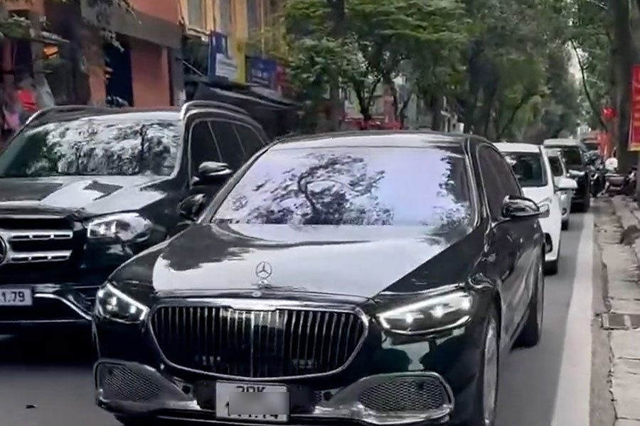 Vehicles circulate like one-way streets. Photo: Ngoc Phuong