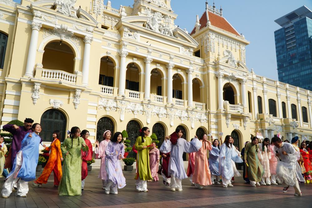 Young people in Ho Chi Minh City wake up at 3 am to put on makeup and wear Vietnamese costumes to parade