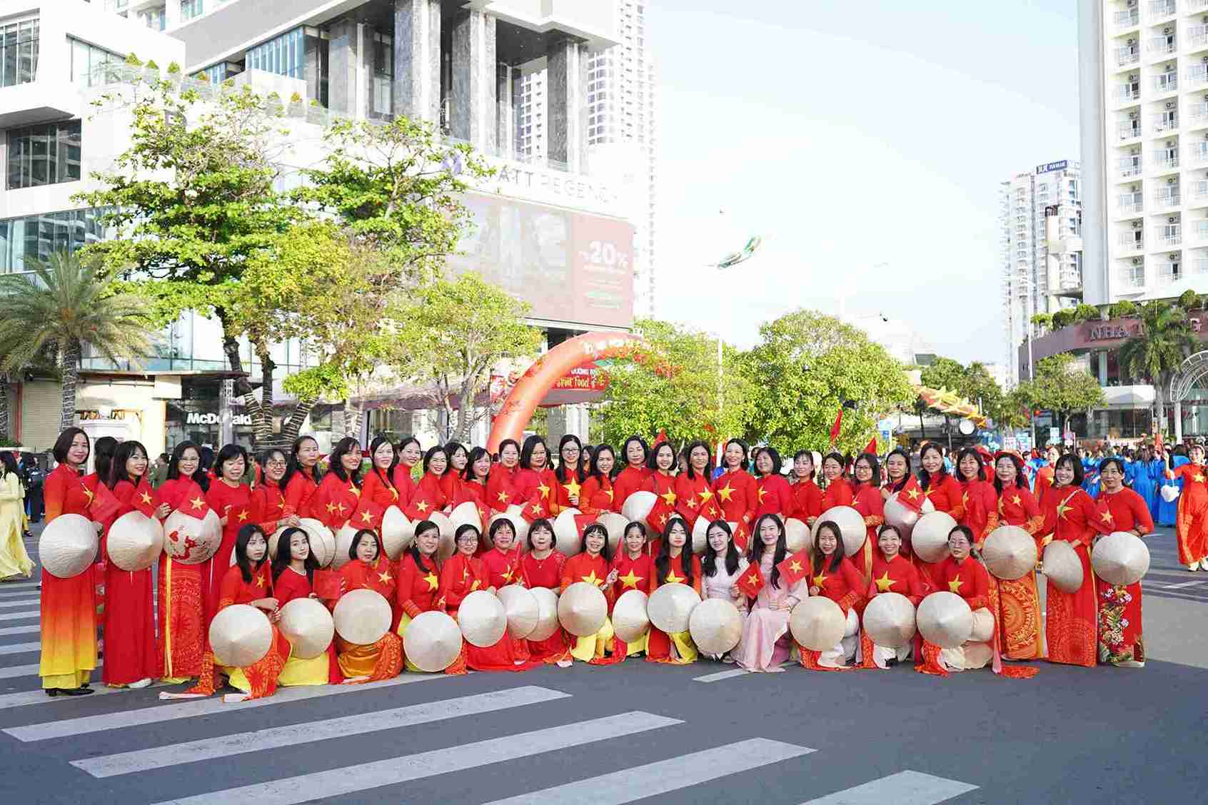  hơn 3.000 phụ nữ đến từ nhiều tầng lớp xã hội như cán bộ, công chức, viên chức, học sinh, sinh viên, doanh nhân, người lao động cùng các gia đình nhiều thế hệ.