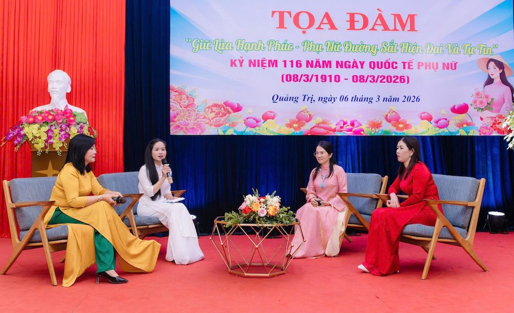 Women in the railway industry share work and life experiences. Photo: Nam Son