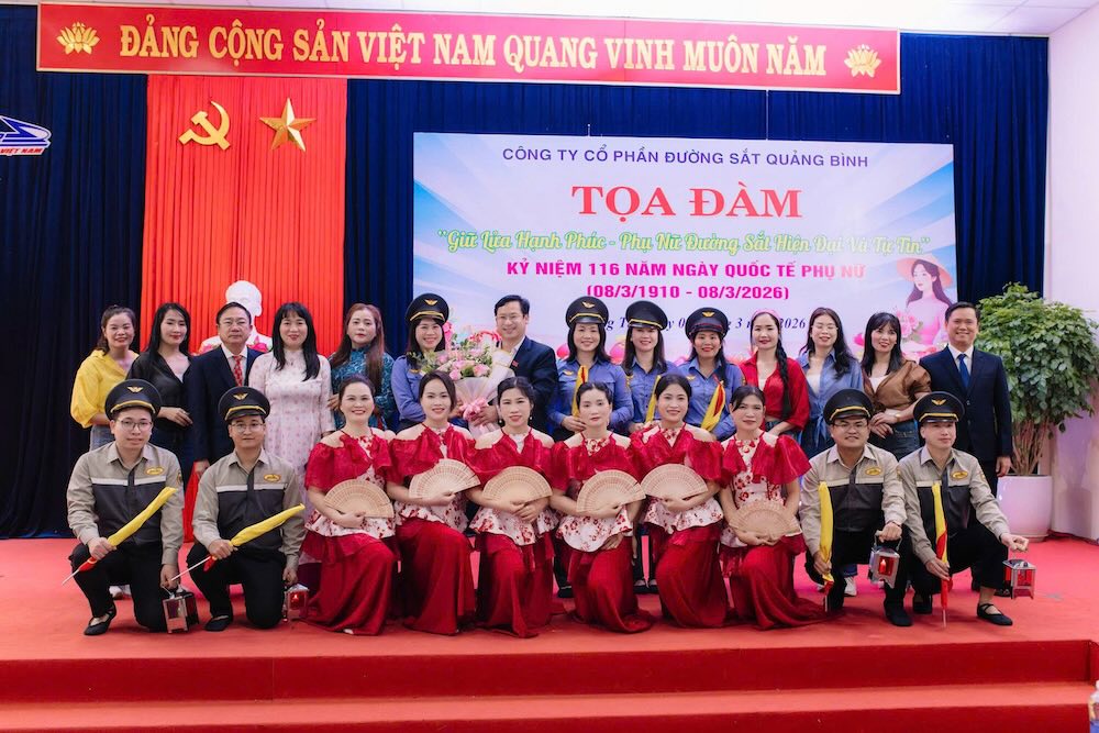 Tập thể lãnh đạo và người lao động chụp hình kỷ niệm nhân ngày 8.3. Ảnh: Nam Sơn