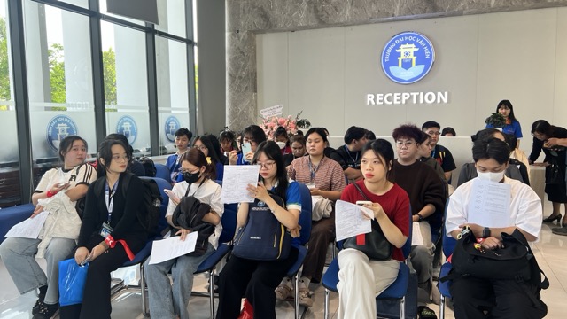 Many students came to participate in the blood donation day. Photo: Nguyen Ly